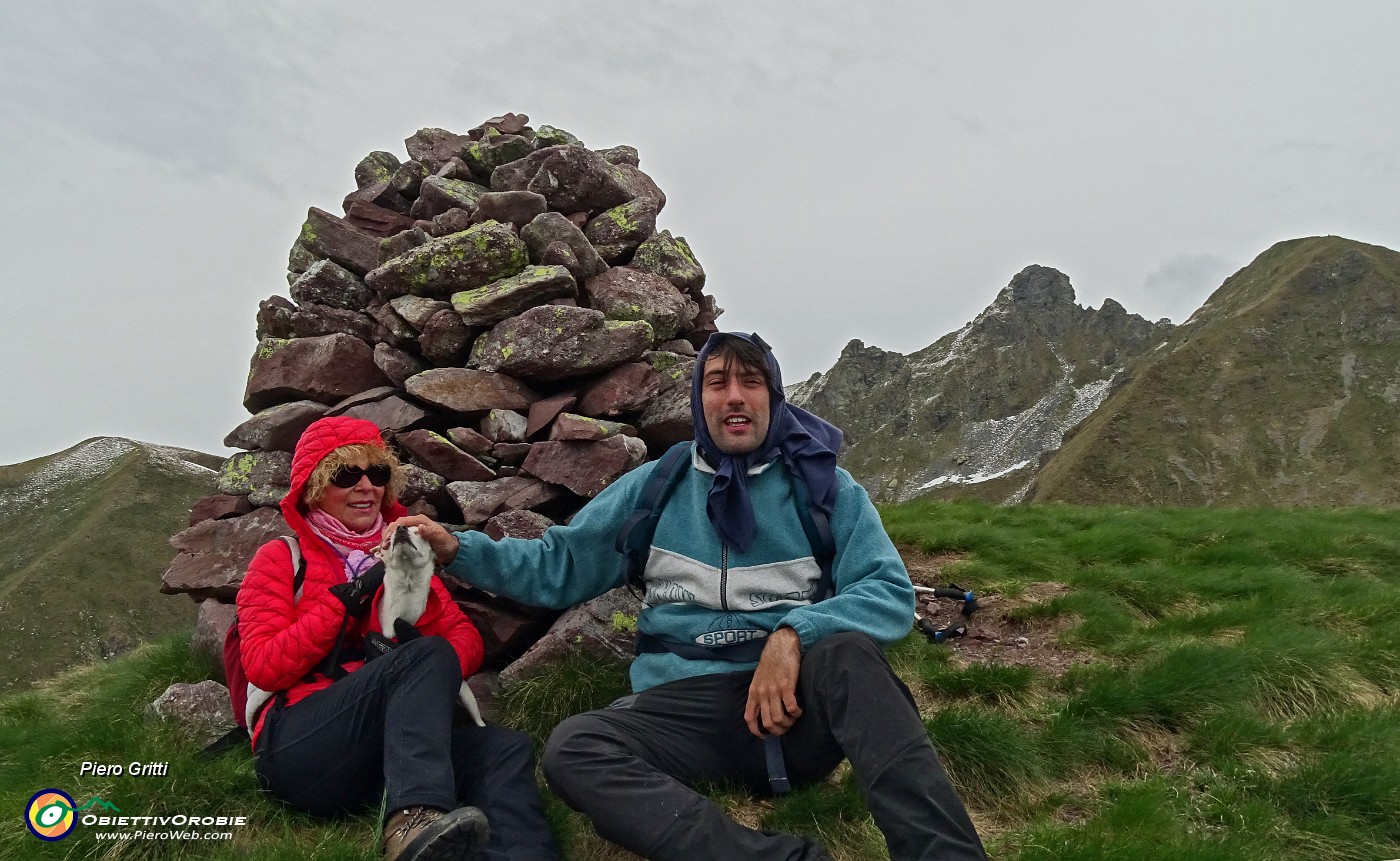 89 All'omino del Monte Avaro (2085 m) sferzati dal vento col Valletto sullo sfondo.JPG -                                